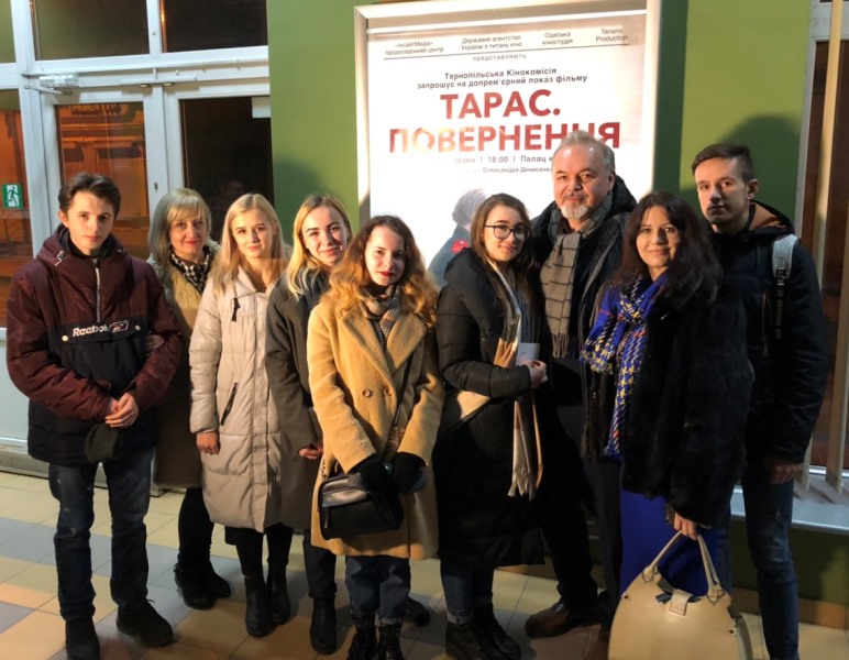 Студенти-першокурсники із Олесею Мединською та Галиною Синоруб і режисером художнього фільму "Тарас. Повернення" Олександром Денисенком